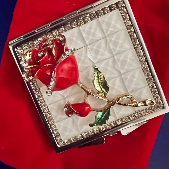 RED ROSE 🌹 MIRROR COMPACT EMBELLISHED WITH GORGEOUS CRYSTALS- - Picture 4 of 9